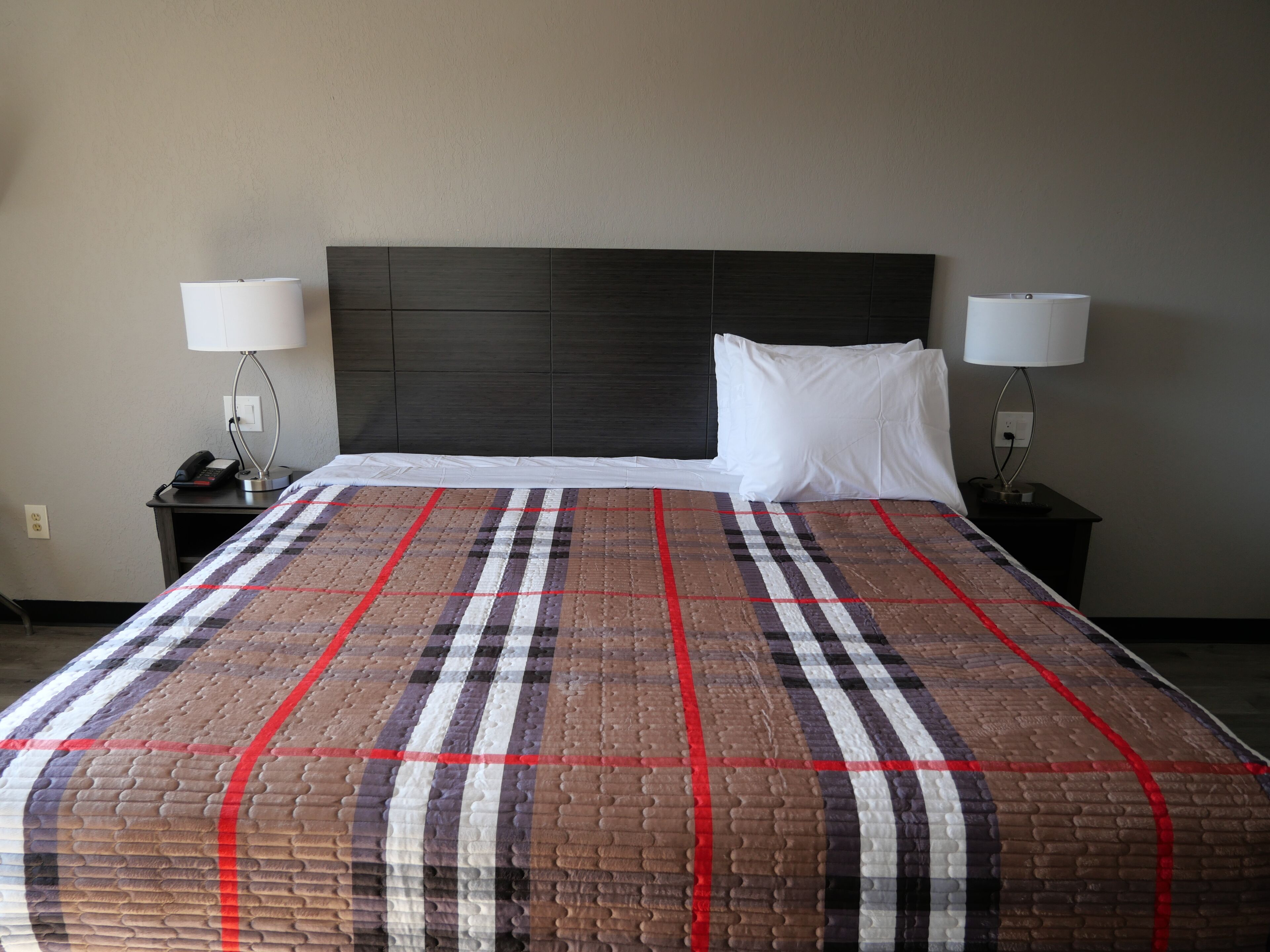 Chambre, 1 très grand lit, réfrigérateur et four à micro-ondes | Bureau, Wi-Fi gratuit, draps fournis