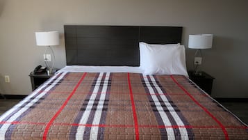 Chambre, 1 très grand lit, réfrigérateur et four à micro-ondes | Bureau, Wi-Fi gratuit, draps fournis