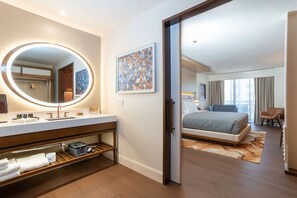 Chambre Prestige, 1 très grand lit, accessible aux personnes à mobilité réduite (Hearing) | Salle de bain | Douche, douche cascade, articles de toilette écologiques