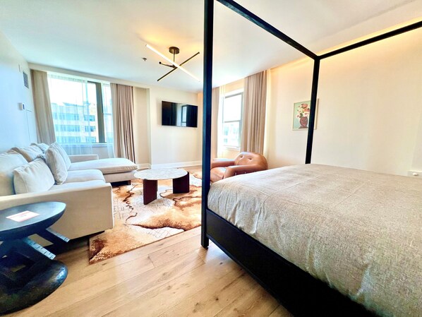 Premium suite, 1 slaapkamer | Luxe beddengoed, donzen dekbedden, een kluis op de kamer, een bureau