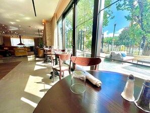 供应早餐、午餐和晚餐