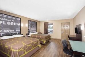 Desk, iron/ironing board, free cribs/infant beds, rollaway beds - Super 8 by Wyndham Pensacola (Pensacola)