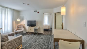 Suite, 2 chambres | Ameublement personnalisé, bureau