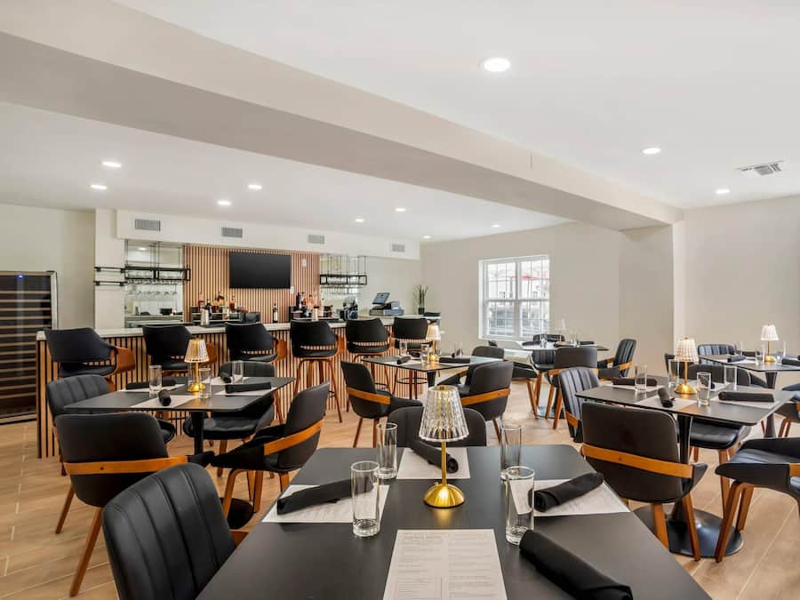 Cocina americana, restaurante con mesas al aire libre