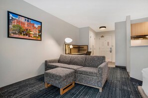 Suite, 1 cama Queen size y sofá cama, para no fumadores | Muebles diferentes, escritorio y espacio para trabajar con laptop 