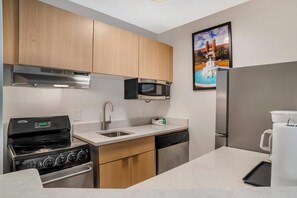 Phòng Suite, 1 giường cỡ queen và sofa giường, không hút thuốc | Trang bị nội thất với thiết k  ế riêng biệt, bàn 