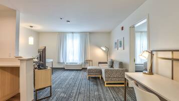 Suite - 2 soveværelser | Opholdsområde | 32-tommers smart-tv med satellitkanaler, tv, Netflix