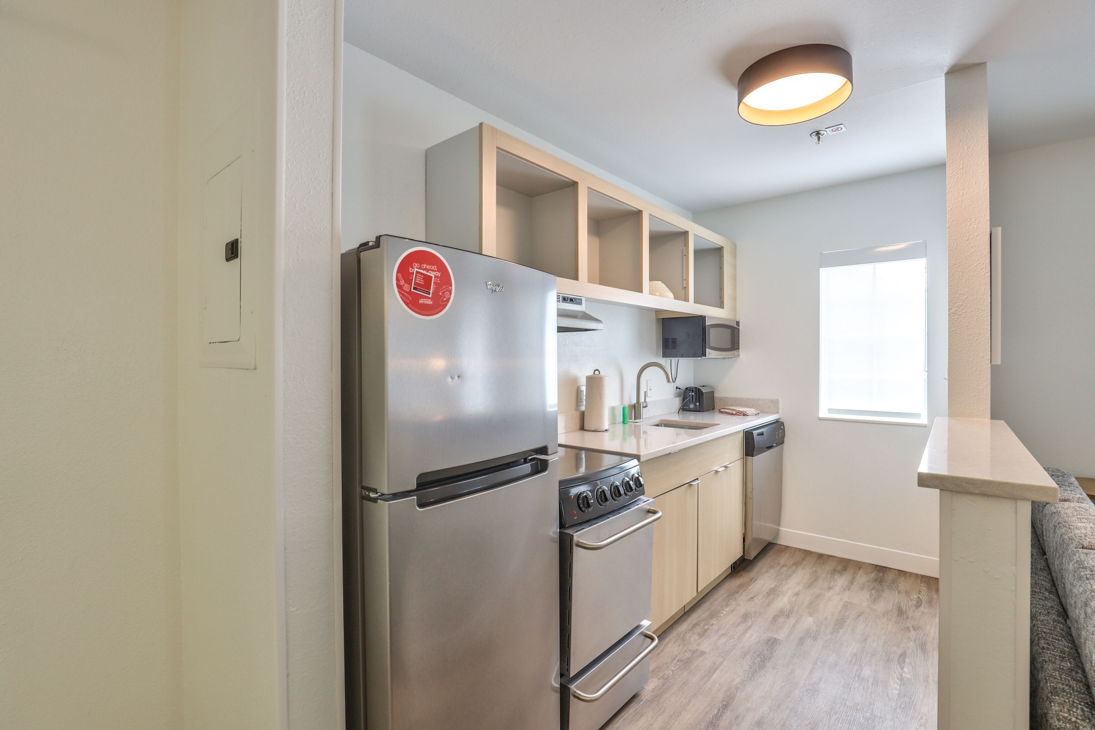 Refrigerador, microondas, placa de cocina, lavavajillas