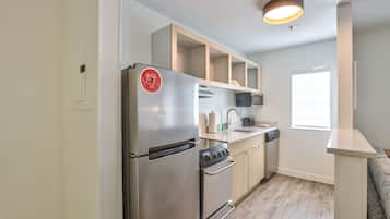Suite, 2 chambres | Cuisine privée | Réfrigérateur, micro-ondes, plaque de cuisson, lave-vaisselle