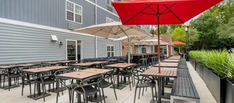 Alluxsuites at 1876, an Ascend Collection Hotel