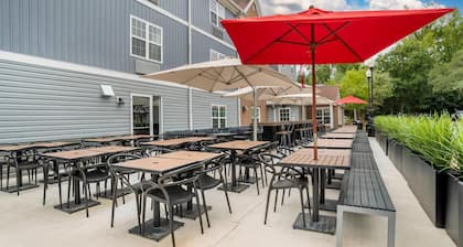 Alluxsuites at 1876, an Ascend Collection Hotel