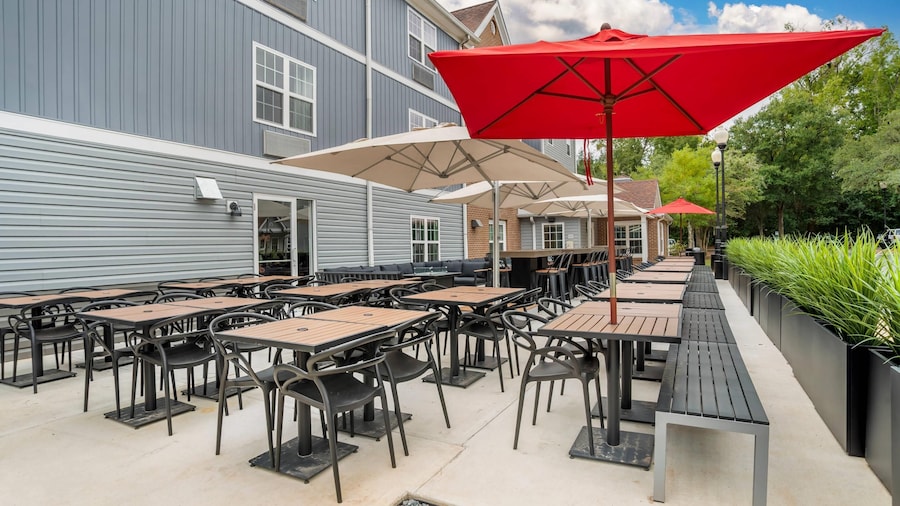 Alluxsuites at 1876, an Ascend Collection Hotel