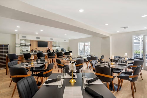 Alluxsuites at 1876, an Ascend Collection Hotel