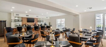 Alluxsuites at 1876, an Ascend Collection Hotel