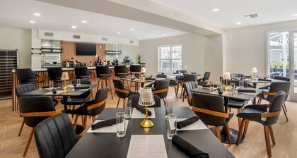 Alluxsuites at 1876, an Ascend Collection Hotel