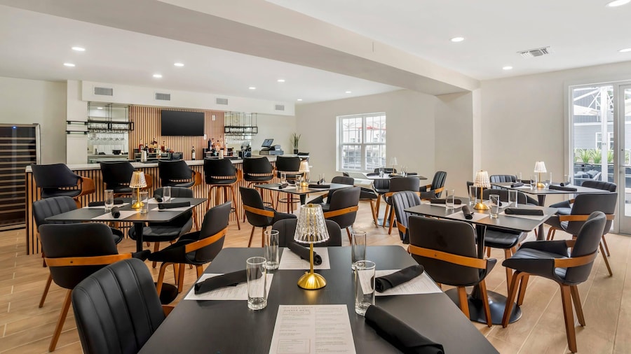 Alluxsuites at 1876, an Ascend Collection Hotel