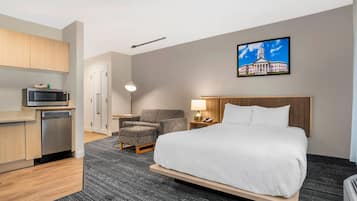 Individuell eingerichtet, Schreibtisch, laptopgeeigneter Arbeitsplatz