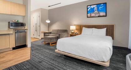 Alluxsuites at 1876, an Ascend Collection Hotel