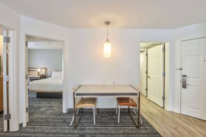 Muebles diferentes, escritorio y espacio para trabajar con laptop 