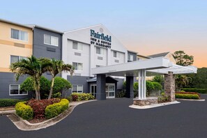 A Fairfield Inn & Suites by Marriott hotel with a covered entrance and landscaped garden. - Fairfield Inn & Suites by Marriott St Petersburg Clearwater (Clearwater)
