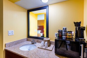 Duschwanne, kostenlose Toilettenartikel, Haartrockner, Handtücher