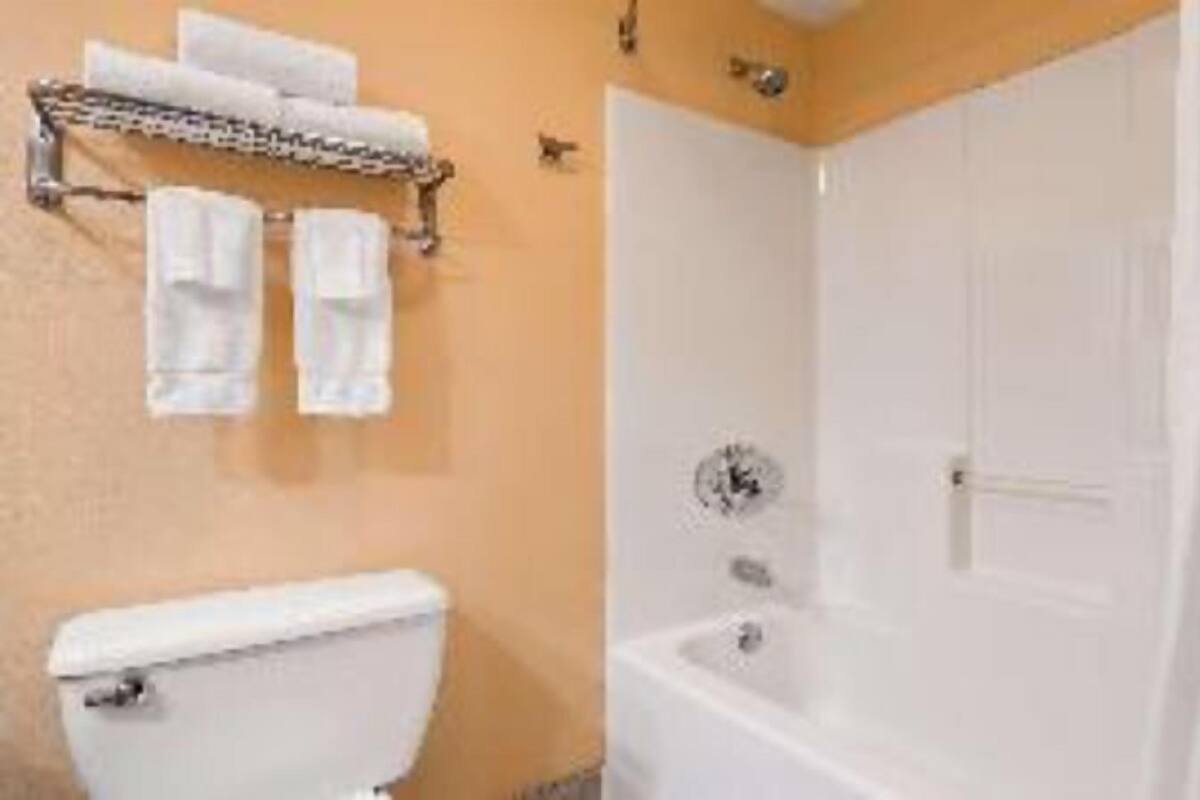 Salle de bain | Ensemble baignoire-douche, articles de toilette (gratuits)
