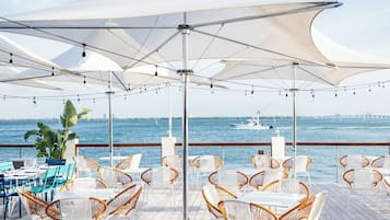 4 restaurants, breakfast served