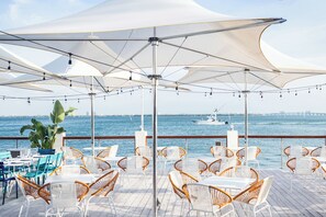 4 restaurantes, é servido café da manhã
