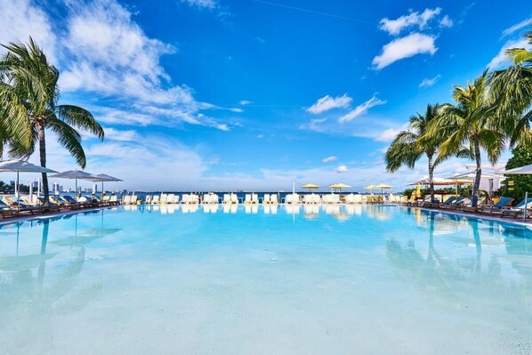 Piscine extérieure, parasols de plage, chaises longues