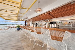 3 bars/lounges, cocktail bar