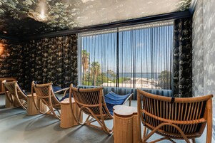 Salas de tratamiento para parejas, un sauna, una bañera de hidromasaje