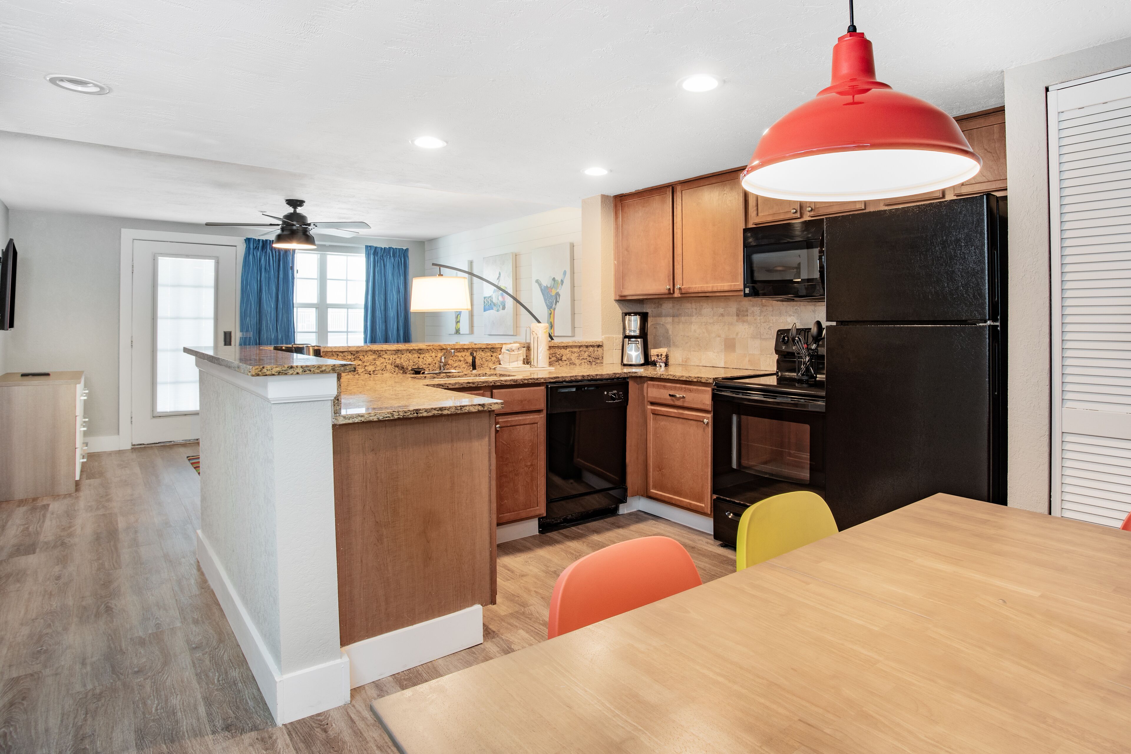 microwave, coffee/tea maker, toaster, blender