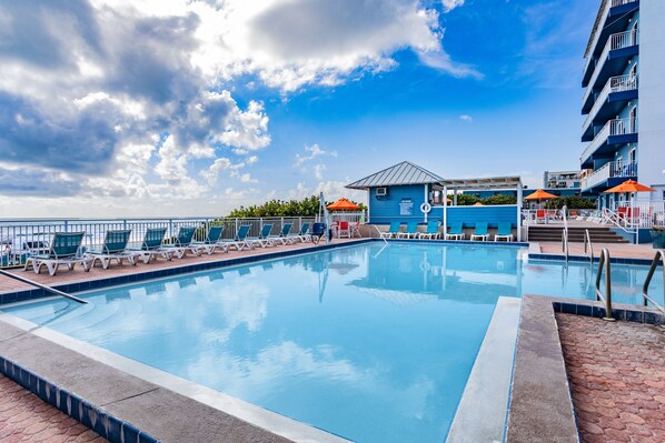 3 piscines extérieures, parasols de plage, chaises longues