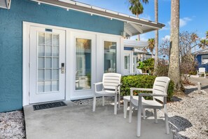 1 Bedroom Bungalow Queen Bed, First Floor | Pillow-top beds, iron/ironing board, free WiFi, bed sheets - Coconut Palms Beach Resort II, an Ascend Collection Hotel (New Smyrna Beach)