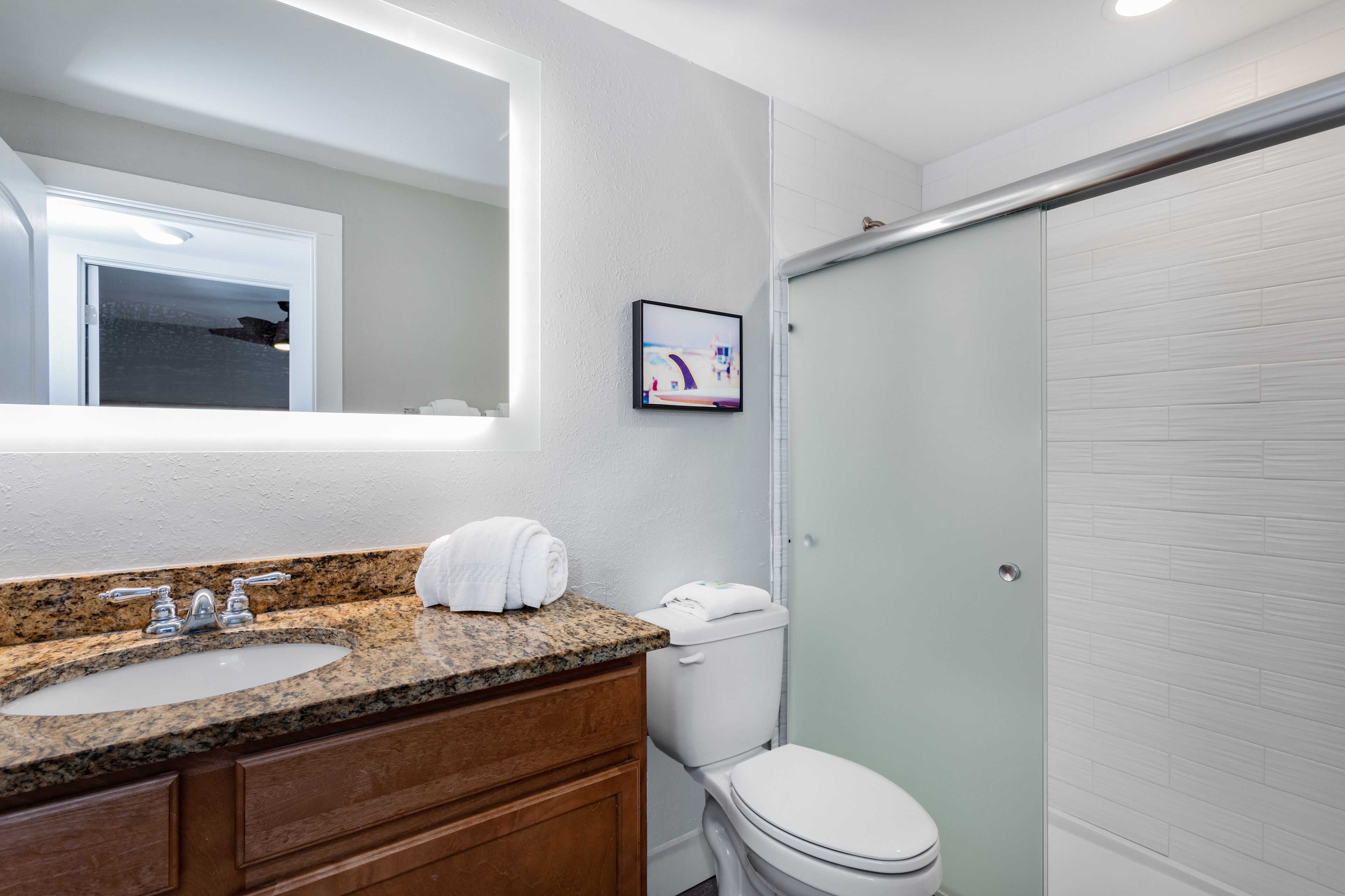 separate bathtub and shower, hair dryer, towels