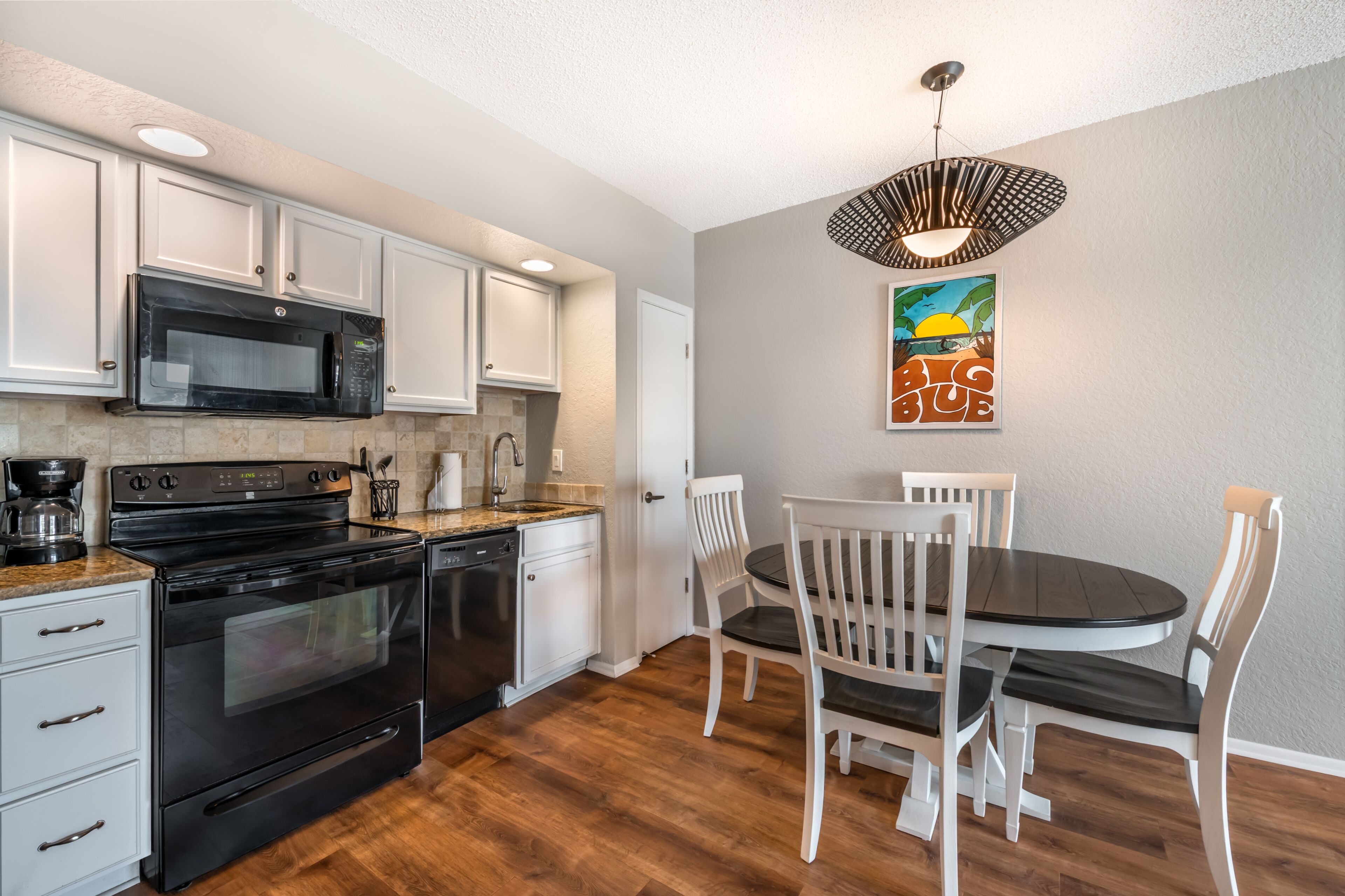 Frigorífico, microondas, cafetera o tetera y tostadora