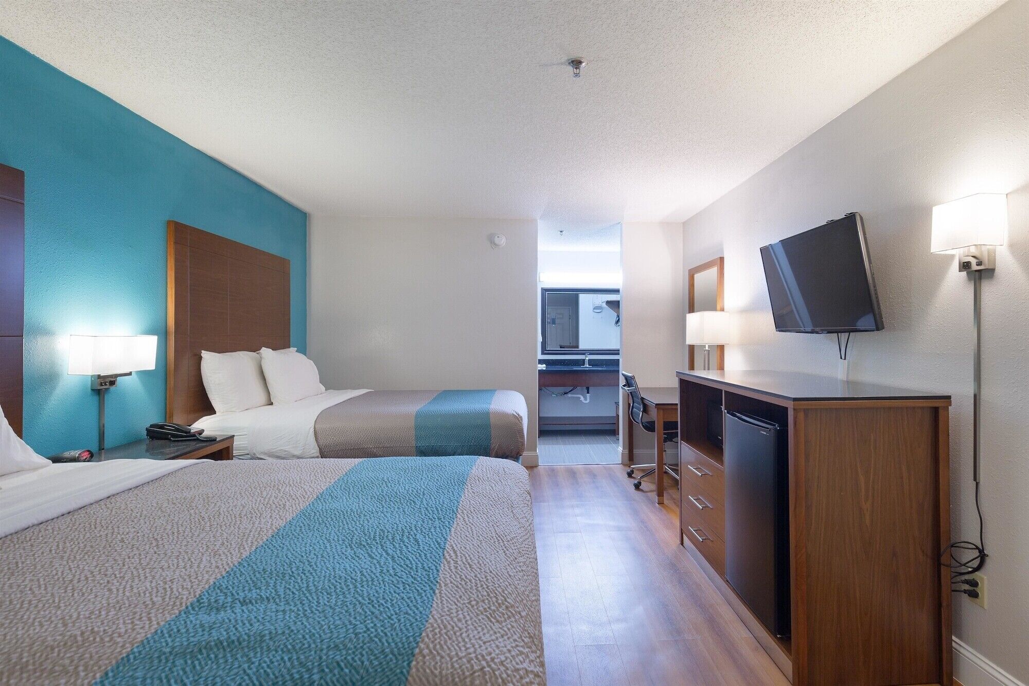 書桌、免費無線上網、床單