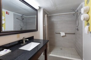 Bañera con ducha, toallas