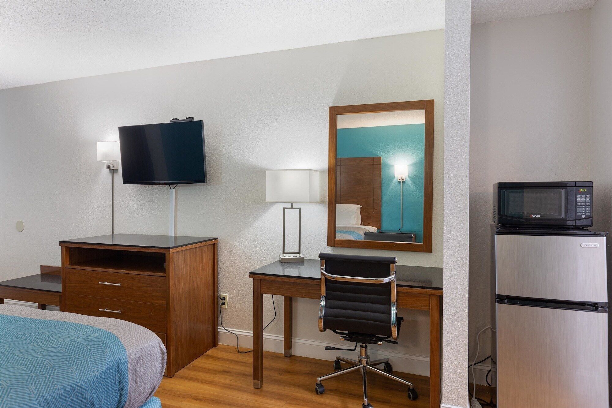 書桌、免費無線上網、床單