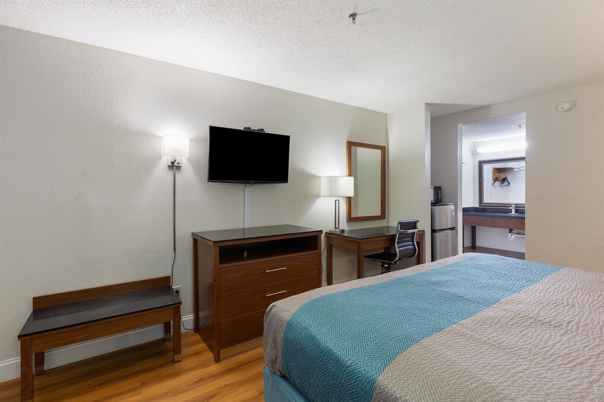 Desk, free WiFi, bed sheets