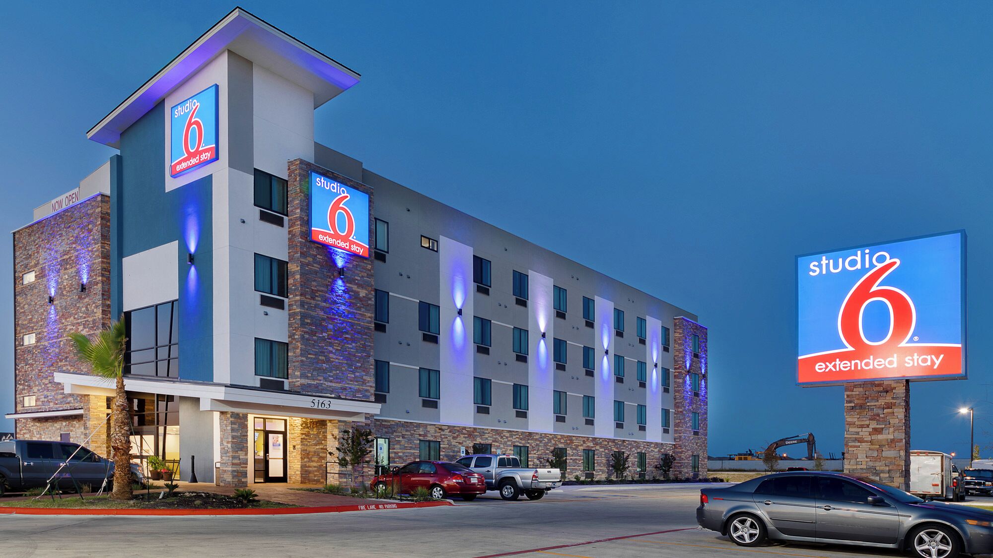 Vista frontal de la propiedad