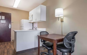 Desk, iron/ironing board, free WiFi, bed sheets - Extended Stay America Suites Chicago Romeoville Bollingbrook (Romeoville)