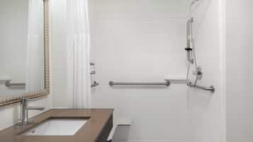 Une salle de bain moderne avec un lavabo, un miroir et une douche.