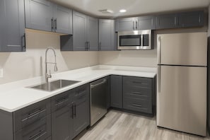 Suite, 1 Bedroom, Kitchenette | 1 bilik tidur, meja, seterika/papan seterika, Wi-fi percuma