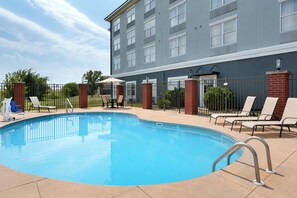 Seasonal outdoor pool, open 10:00 AM to 10:00 PM, pool loungers - Garner Hotel Evansville East by IHG (Evansville)