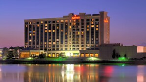 Un hotel Marriott con un diseño moderno, que cuenta con varios pisos y un llamativo letrero 'Marriott'.