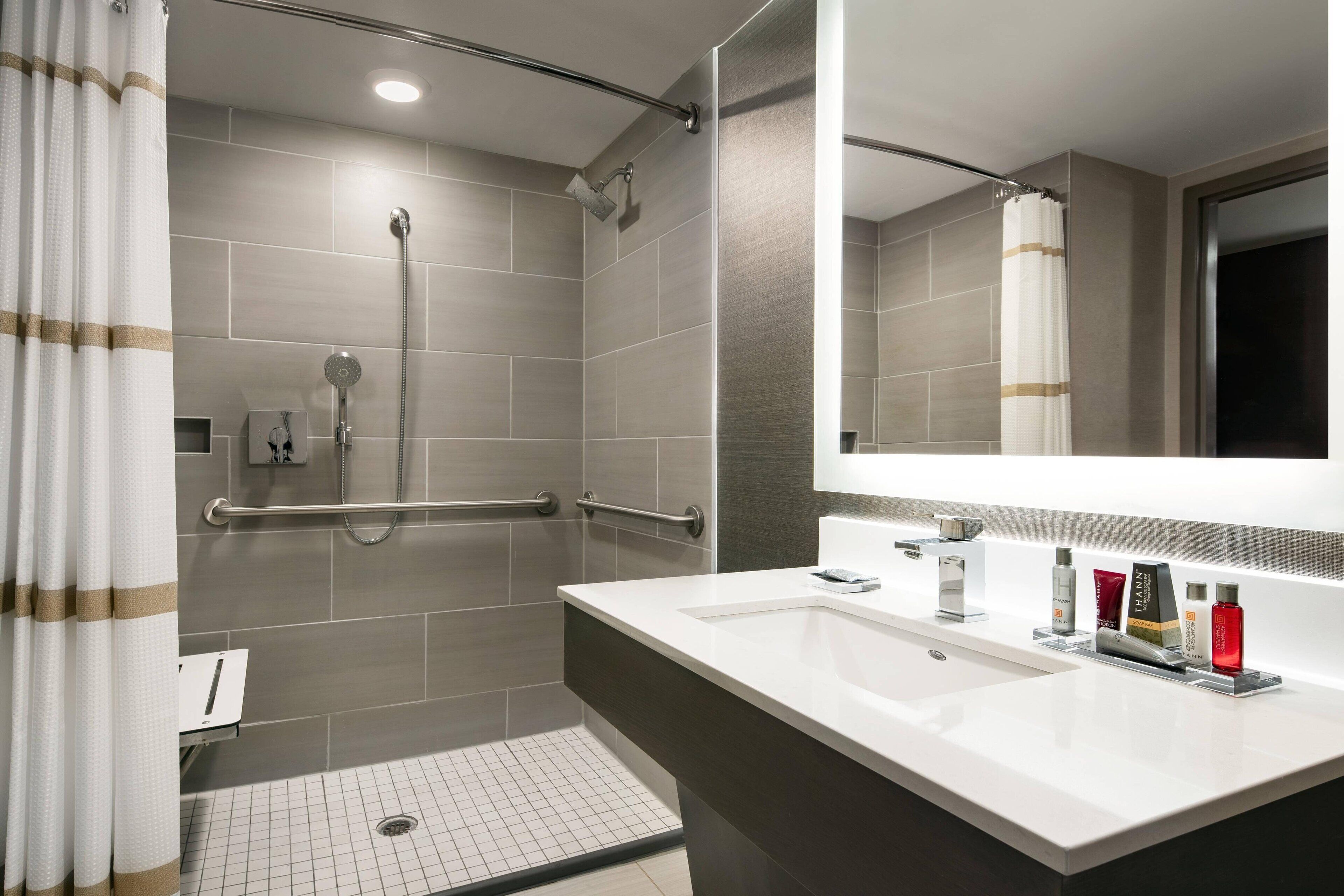 Articles de toilette (gratuits), séchoir à cheveux, serviettes fournies