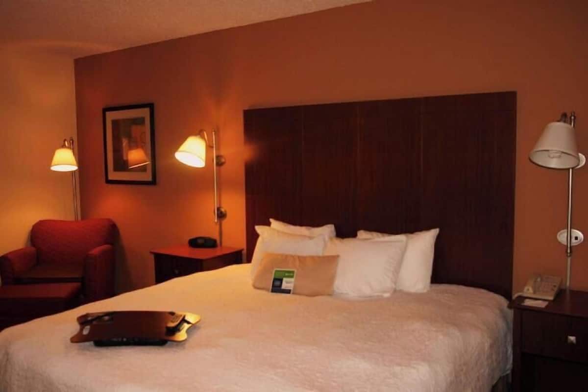 Caja de seguridad en la habitación, escritorio y cortinas blackout