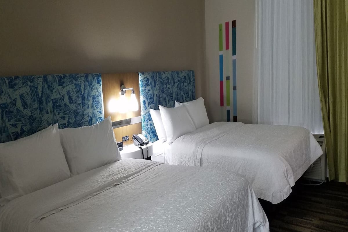 Caja de seguridad en la habitación, escritorio y cortinas blackout