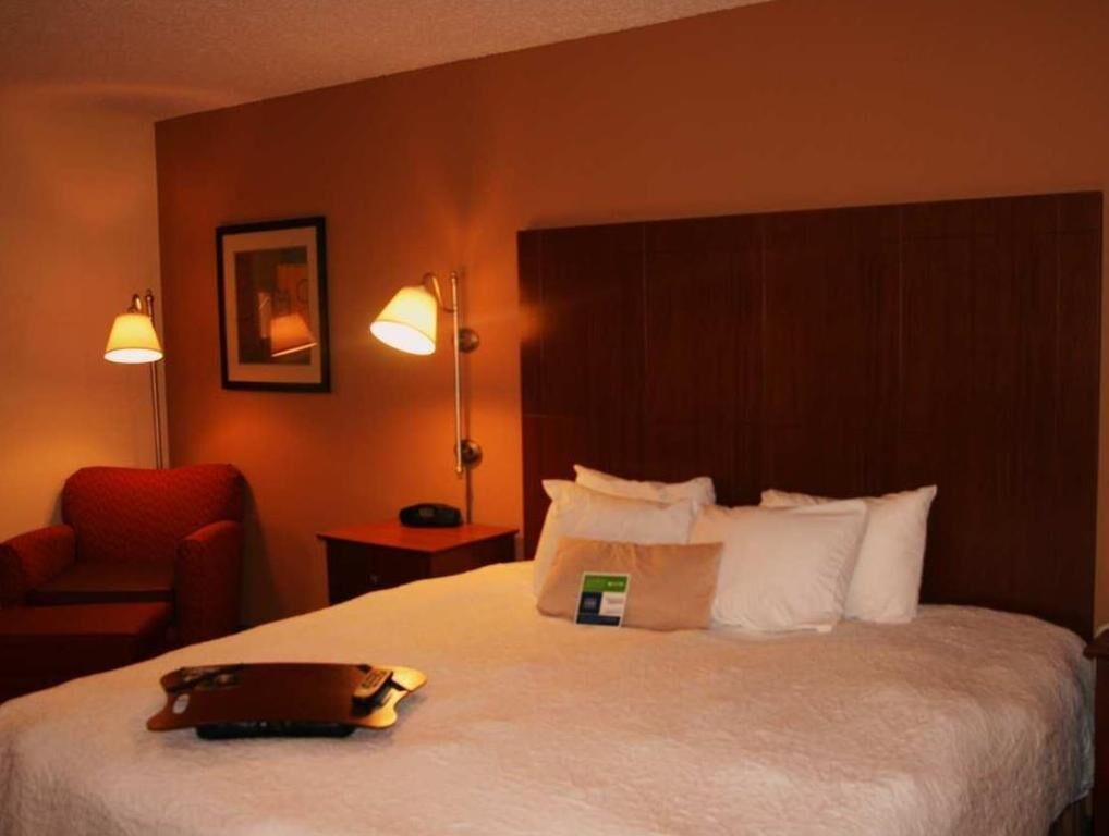 خزنة داخل الغرفة ومكتب وستائر تعتيم ومكواة/لوح كي